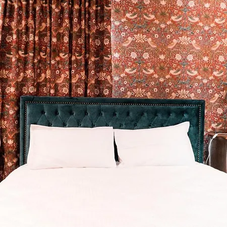 The Red Farm Relais & Otel Iklin