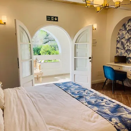 Otel The Red Farm Relais & *