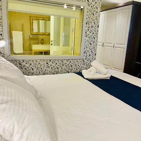 Hotel The Red Farm Relais & Iklin