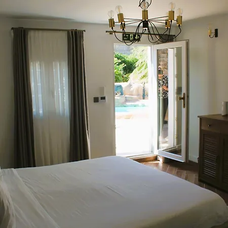 The Red Farm Relais & מלון Iklin