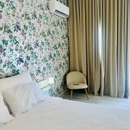 The Red Farm Relais & מלון