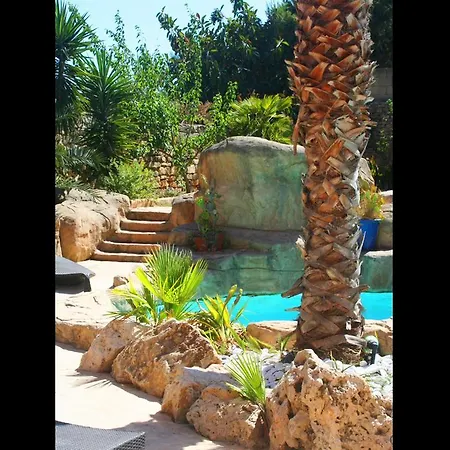 The Red Farm Relais & מלון Iklin