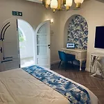 Hotel The Red Farm Relais & Iklin