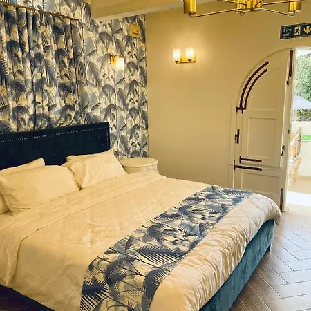 The Red Farm Relais & *