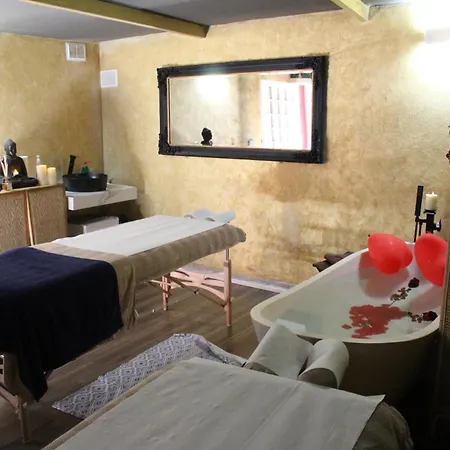 Hotel The Red Farm Relais & Iklin