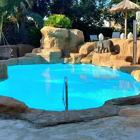 The Red Farm Relais & Otel Iklin