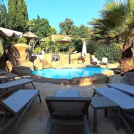 The Red Farm Relais & Iklin