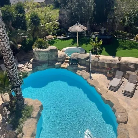 The Red Farm Relais & Отель Iklin