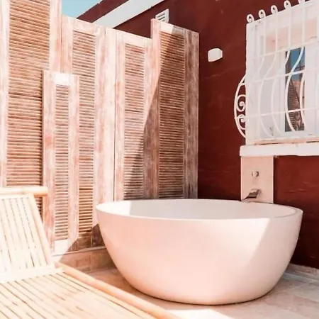 The Red Farm Relais & Iklin