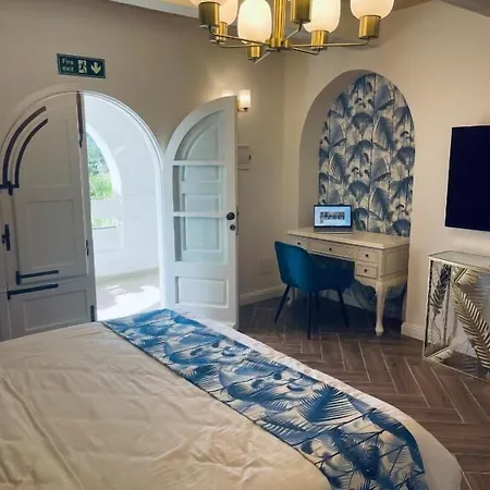 Отель The Red Farm Relais & Iklin