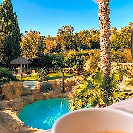 The Red Farm Relais & Ξενοδοχείο Iklin