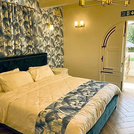The Red Farm Relais & Iklin