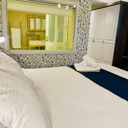Hotel The Red Farm Relais & Iklin