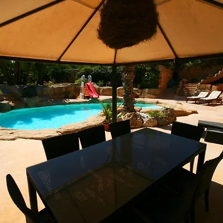 The Red Farm Relais & Iklin