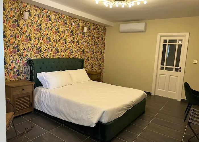 The Red Farm Relais & Iklin