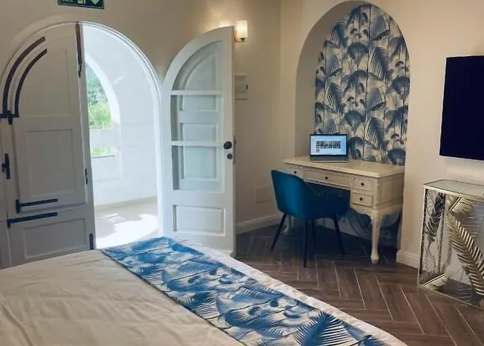 Otel The Red Farm Relais & Iklin